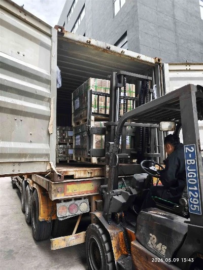 load the cylinder bung with a hydraulic forklift load the cylinder bung with a hydraulic forklift